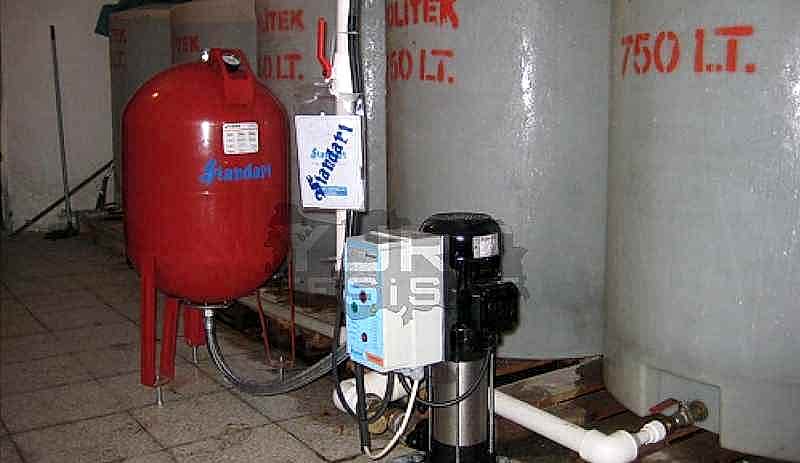 makina dairesinde hidrofor genleşme tankı ve su depoları