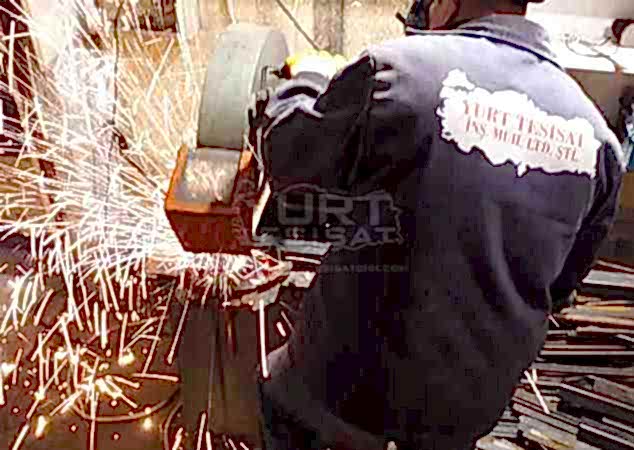demir doğrama atölyesinde kaynak yapan tesisatçı