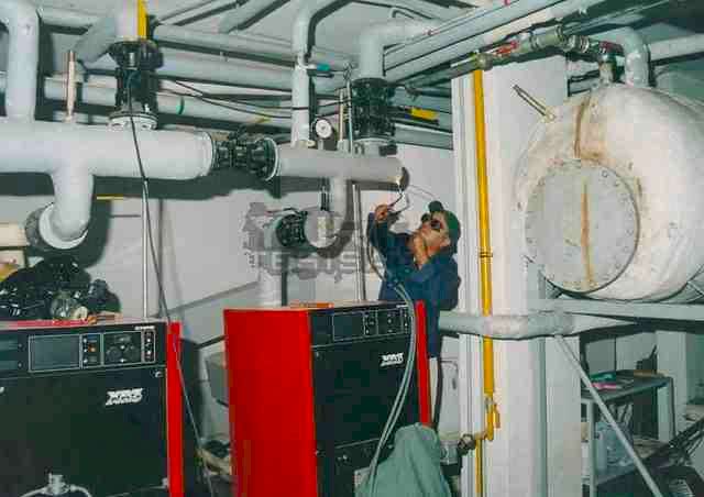 makina dairesinde oksijen kaynağı yapan tesisatçı
